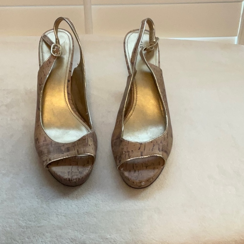 FIONI Clothing Tan and Gold Heels Slingback